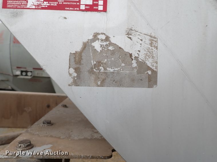 image for item IS9396 2001 Vantage UT  pneumatic dry bulk trailer