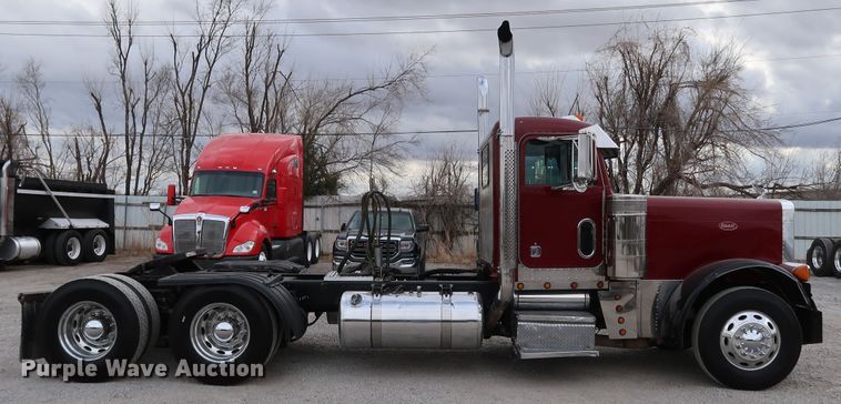 image for item IY9069 2004 Peterbilt 379  semi truck