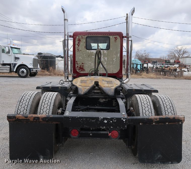 image for item IY9069 2004 Peterbilt 379  semi truck