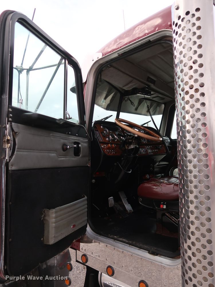 image for item IY9069 2004 Peterbilt 379  semi truck