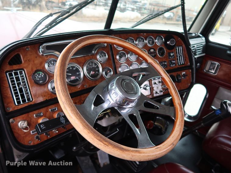 image for item IY9069 2004 Peterbilt 379  semi truck