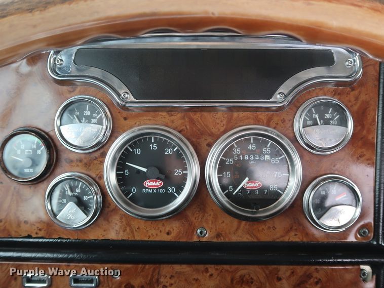 image for item IY9069 2004 Peterbilt 379  semi truck