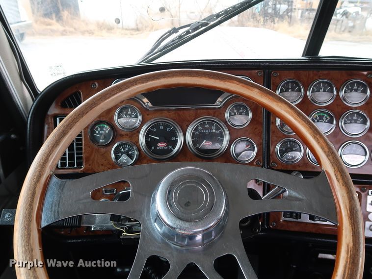 image for item IY9069 2004 Peterbilt 379  semi truck