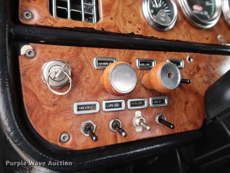 image for item IY9069 2004 Peterbilt 379  semi truck