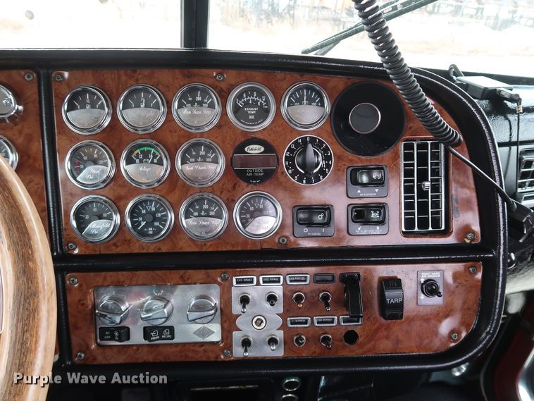 image for item IY9069 2004 Peterbilt 379  semi truck