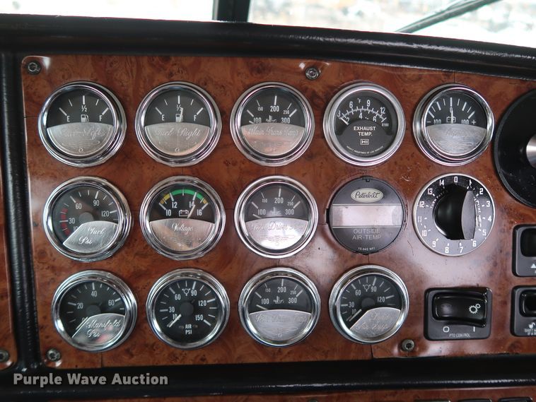 image for item IY9069 2004 Peterbilt 379  semi truck