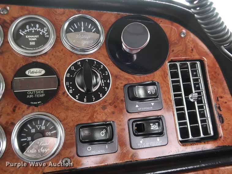 image for item IY9069 2004 Peterbilt 379  semi truck