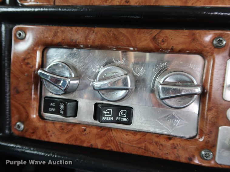 image for item IY9069 2004 Peterbilt 379  semi truck