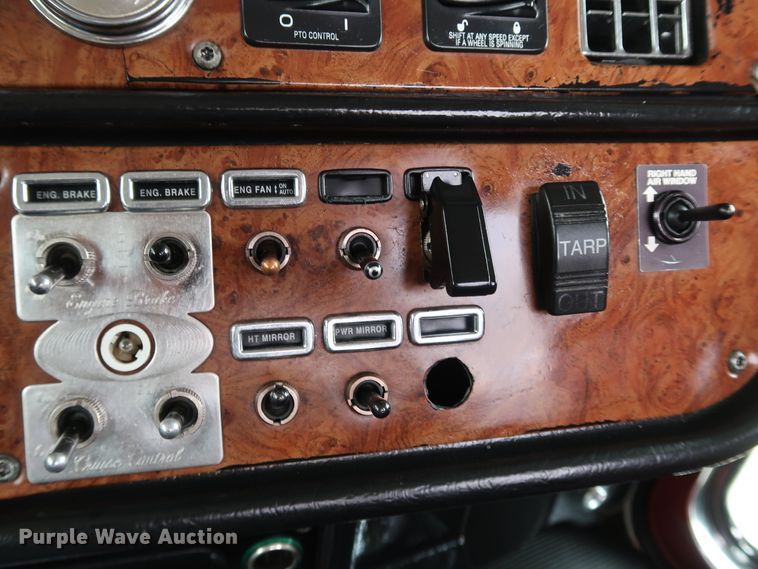 image for item IY9069 2004 Peterbilt 379  semi truck