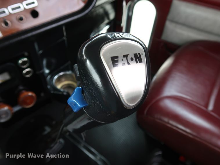 image for item IY9069 2004 Peterbilt 379  semi truck