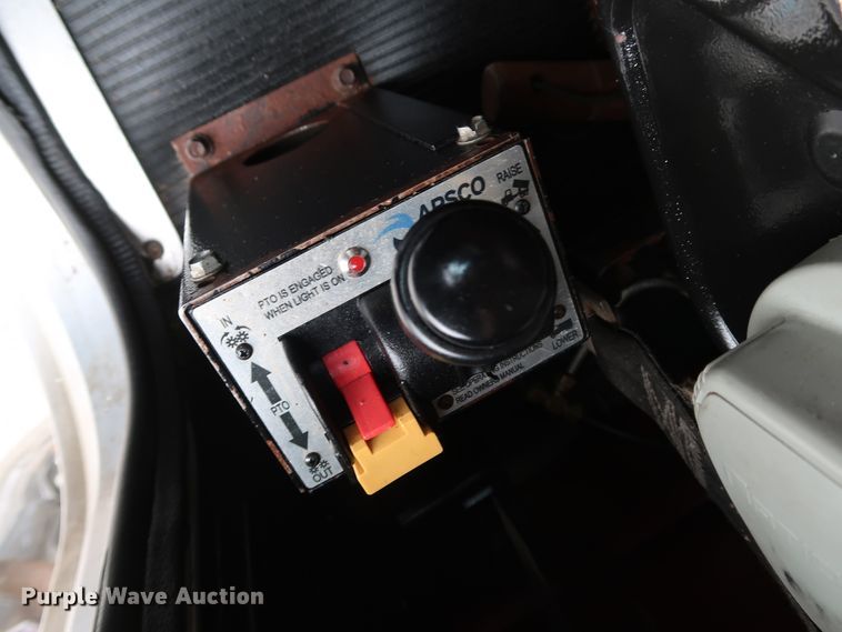 image for item IY9069 2004 Peterbilt 379  semi truck