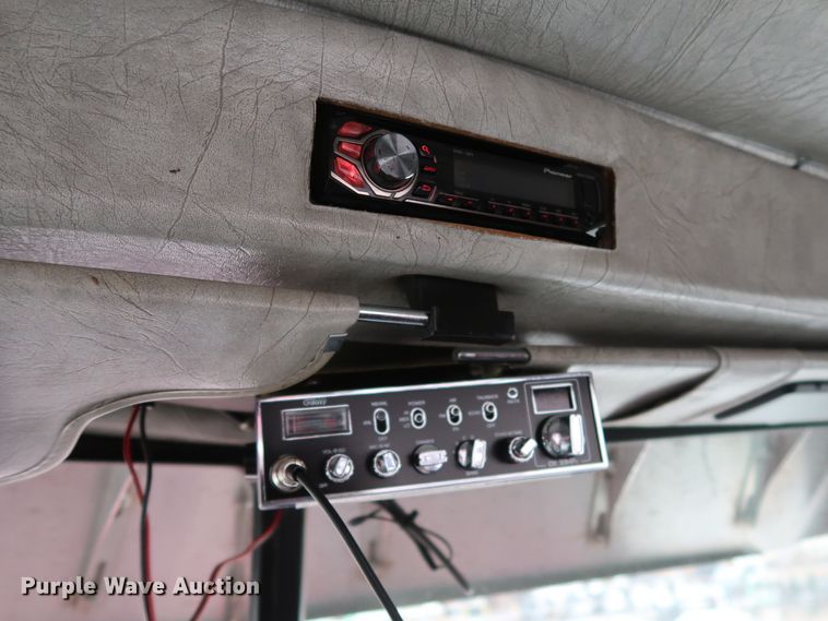 image for item IY9069 2004 Peterbilt 379  semi truck