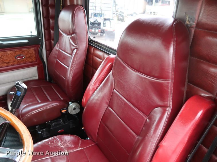 image for item IY9069 2004 Peterbilt 379  semi truck