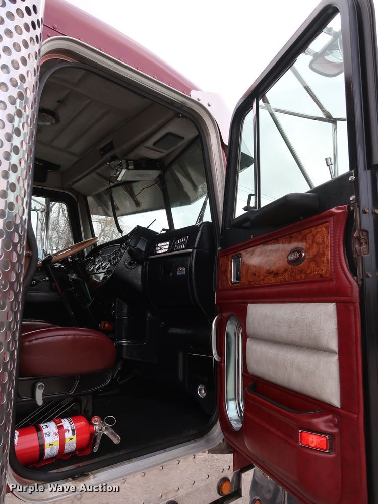 image for item IY9069 2004 Peterbilt 379  semi truck