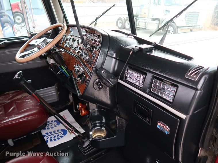 image for item IY9069 2004 Peterbilt 379  semi truck