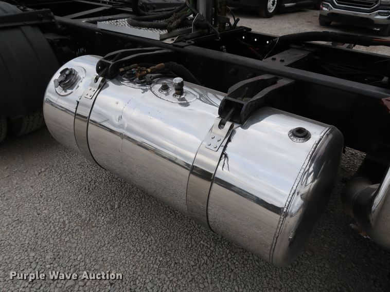 image for item IY9069 2004 Peterbilt 379  semi truck