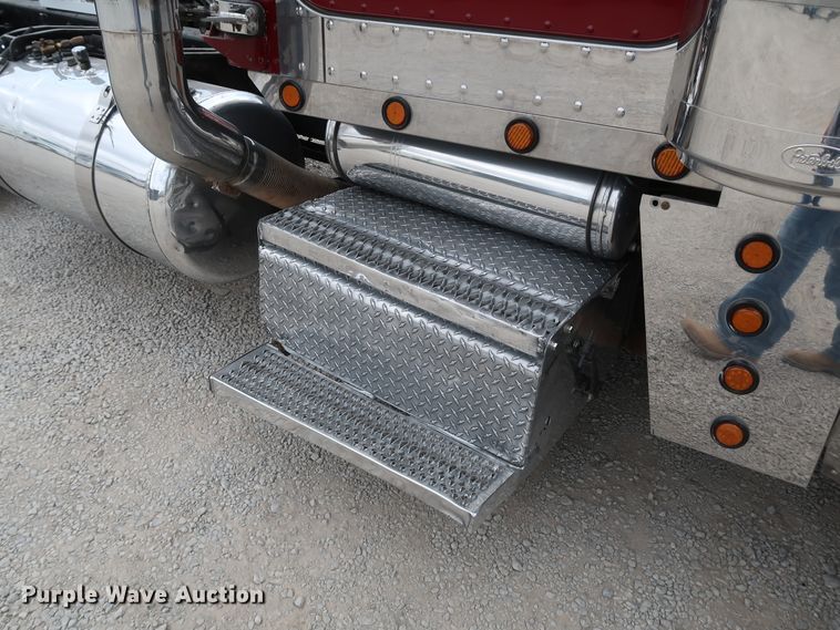 image for item IY9069 2004 Peterbilt 379  semi truck