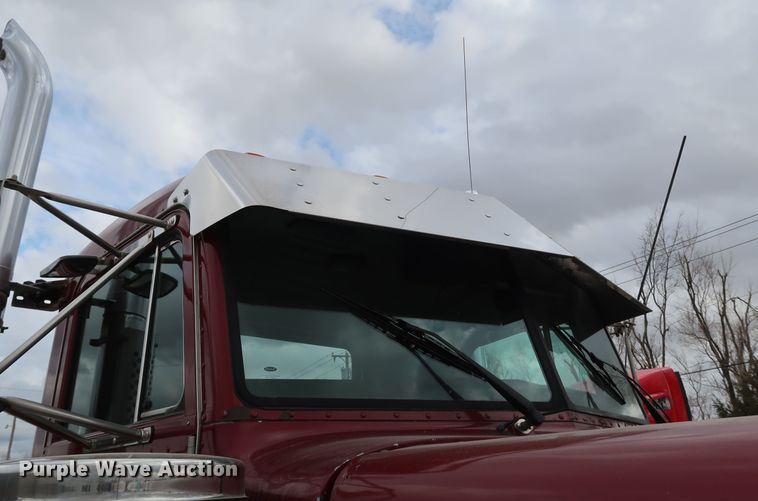 image for item IY9069 2004 Peterbilt 379  semi truck