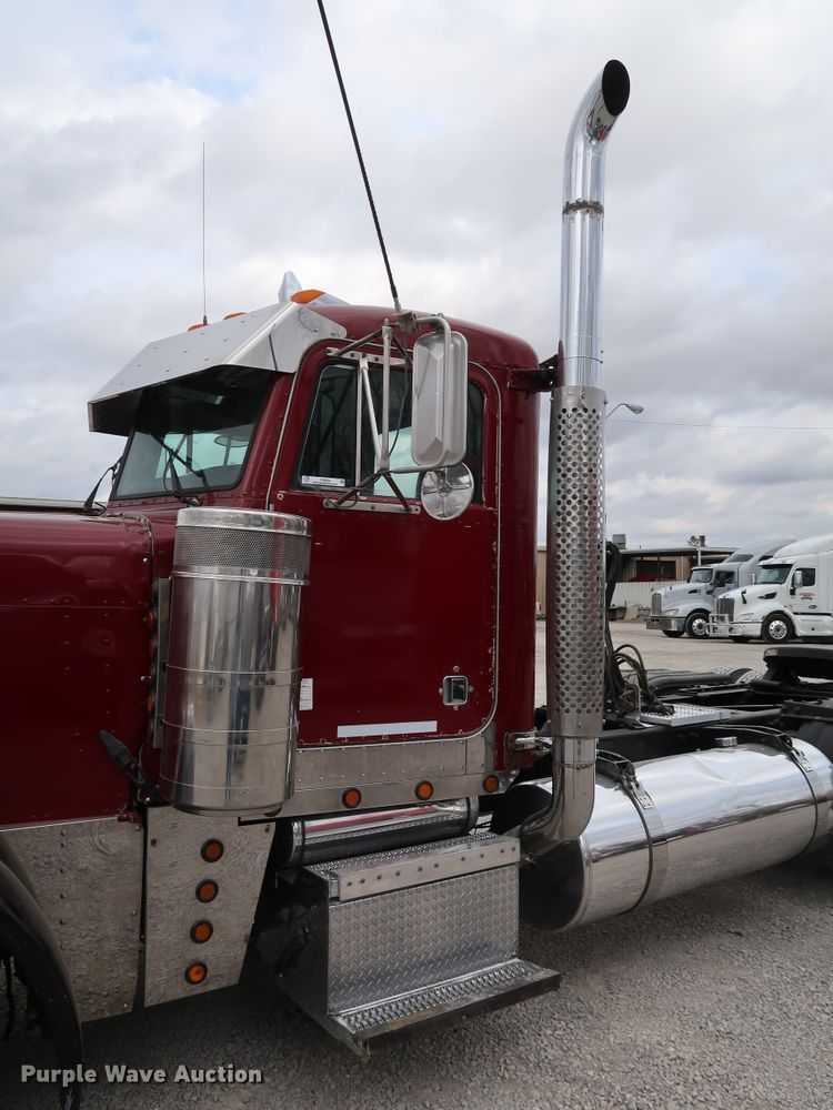 image for item IY9069 2004 Peterbilt 379  semi truck