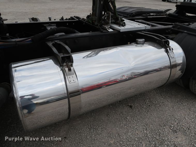 image for item IY9069 2004 Peterbilt 379  semi truck