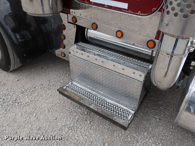 image for item IY9069 2004 Peterbilt 379  semi truck