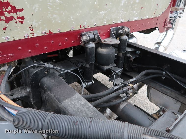 image for item IY9069 2004 Peterbilt 379  semi truck