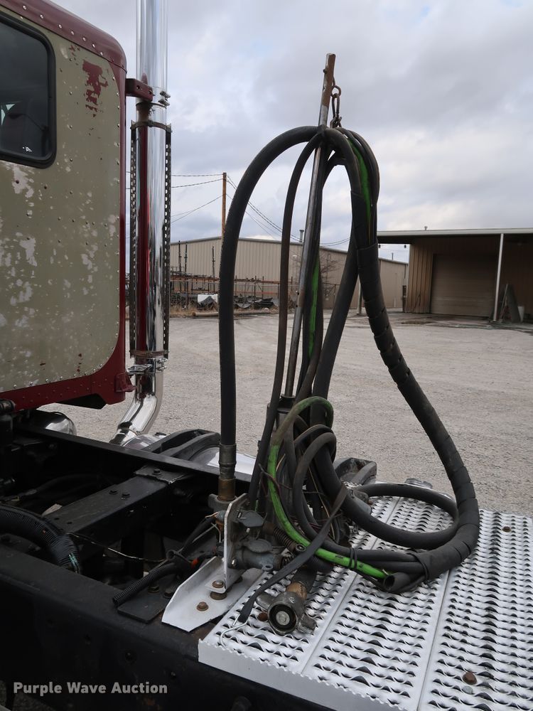 image for item IY9069 2004 Peterbilt 379  semi truck