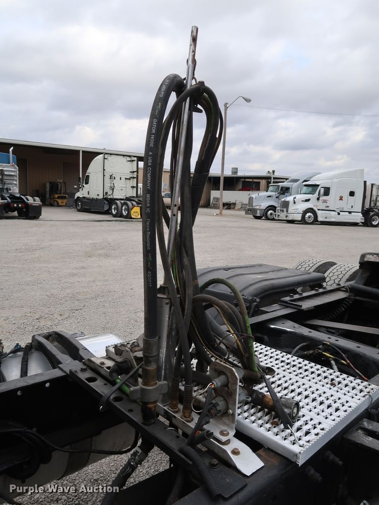 image for item IY9069 2004 Peterbilt 379  semi truck