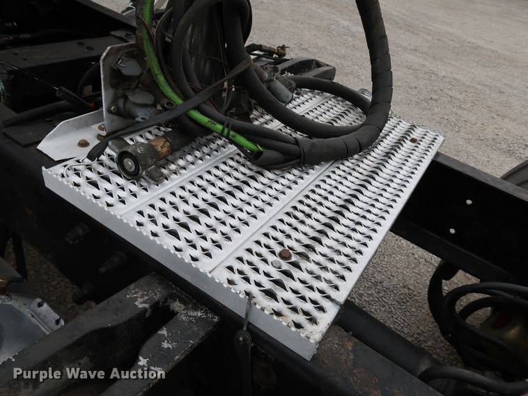 image for item IY9069 2004 Peterbilt 379  semi truck