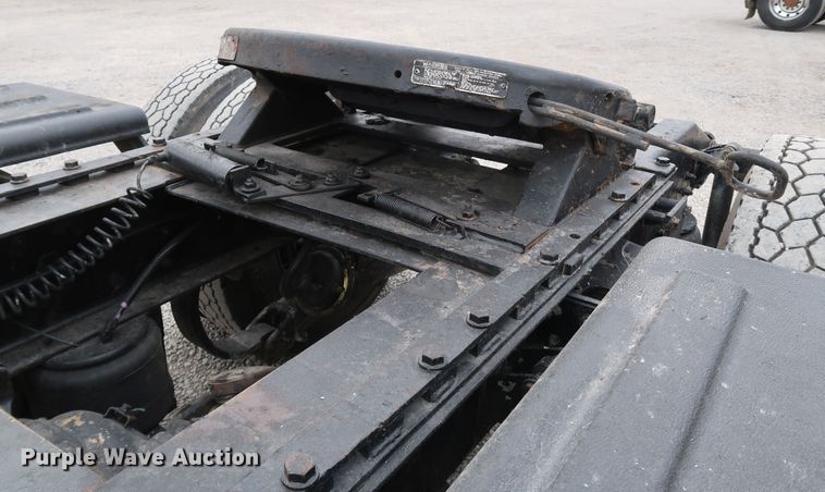 image for item IY9069 2004 Peterbilt 379  semi truck