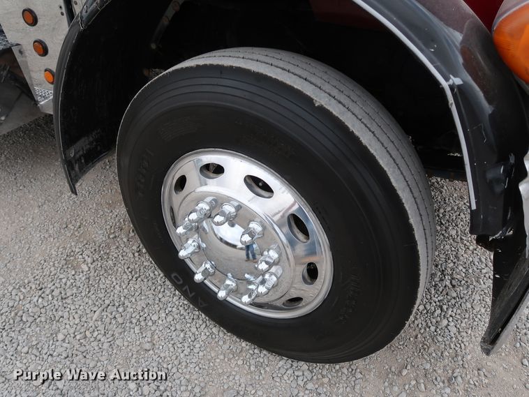 image for item IY9069 2004 Peterbilt 379  semi truck