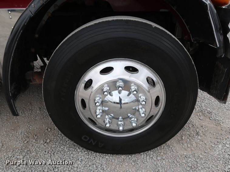 image for item IY9069 2004 Peterbilt 379  semi truck