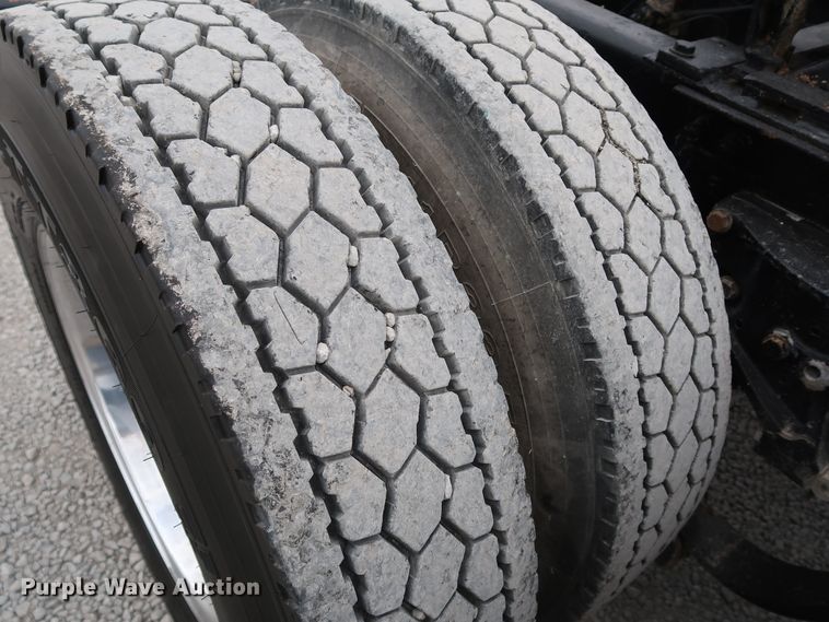 image for item IY9069 2004 Peterbilt 379  semi truck