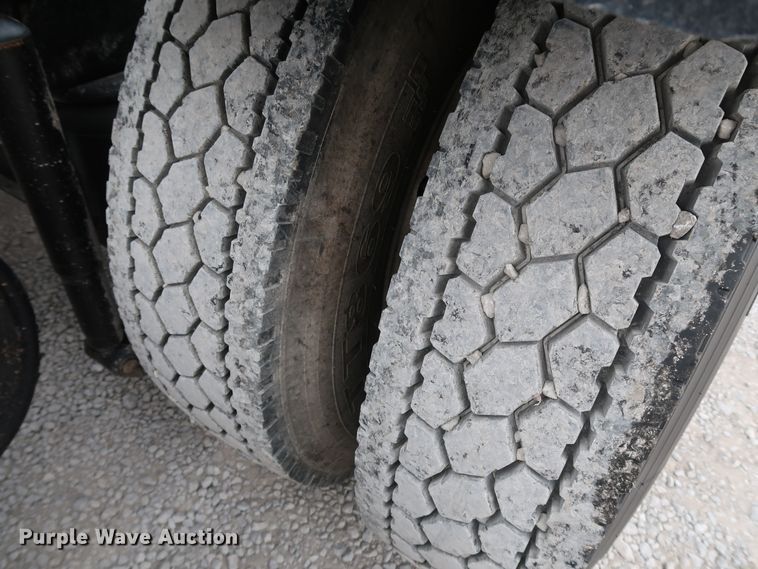 image for item IY9069 2004 Peterbilt 379  semi truck