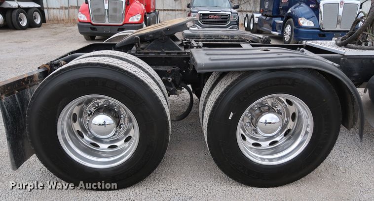 image for item IY9069 2004 Peterbilt 379  semi truck