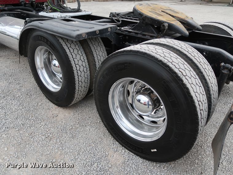 image for item IY9069 2004 Peterbilt 379  semi truck