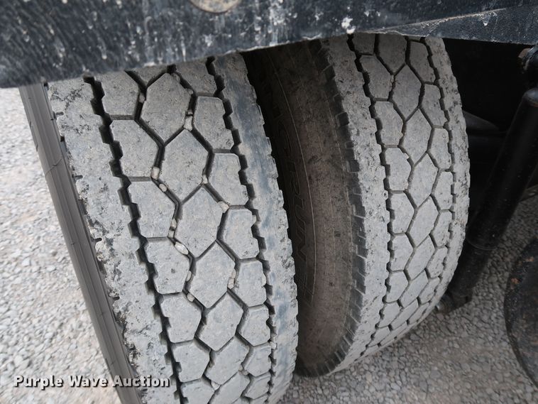 image for item IY9069 2004 Peterbilt 379  semi truck