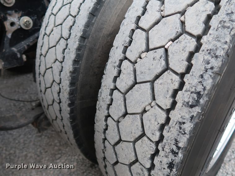 image for item IY9069 2004 Peterbilt 379  semi truck