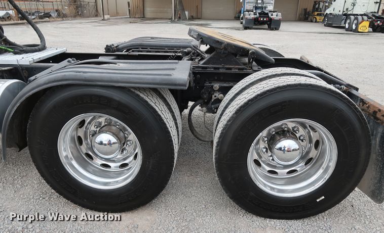 image for item IY9069 2004 Peterbilt 379  semi truck