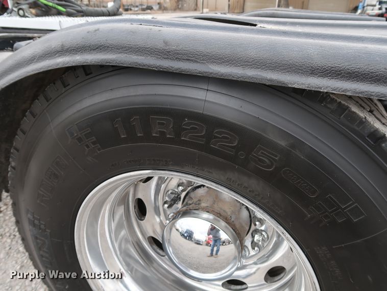 image for item IY9069 2004 Peterbilt 379  semi truck