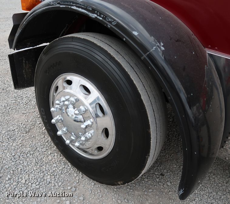 image for item IY9069 2004 Peterbilt 379  semi truck