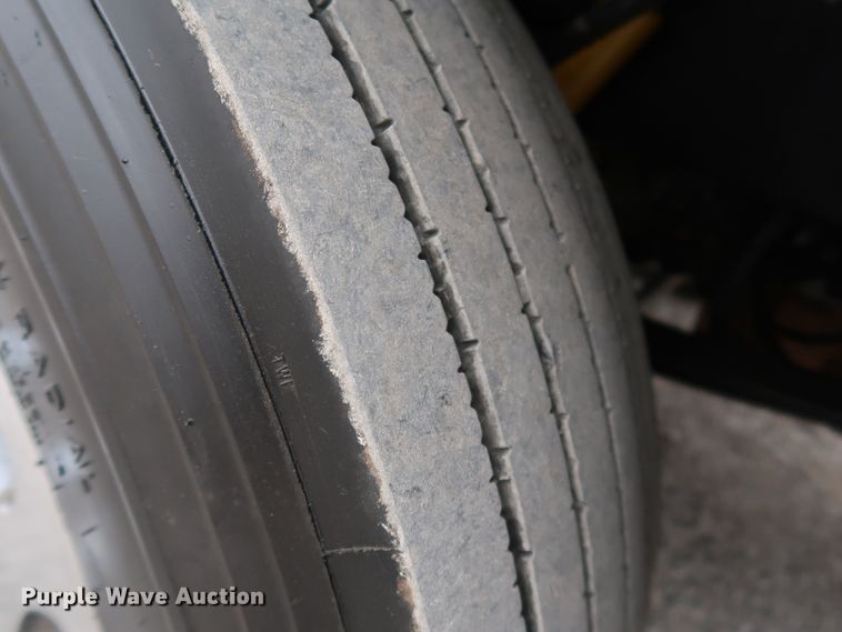 image for item IY9069 2004 Peterbilt 379  semi truck