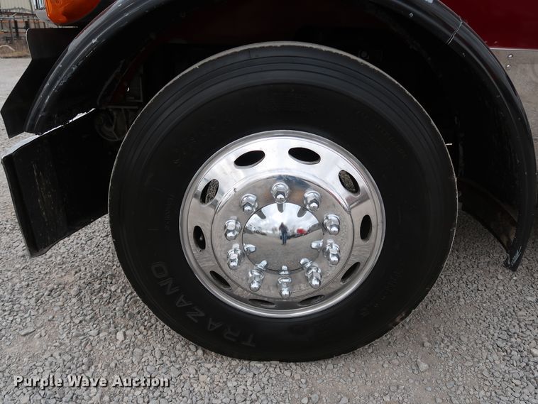 image for item IY9069 2004 Peterbilt 379  semi truck