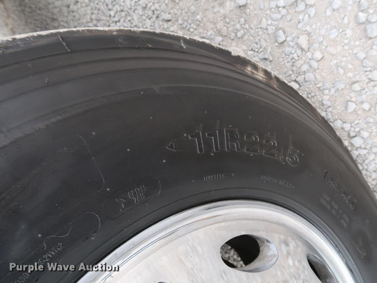 image for item IY9069 2004 Peterbilt 379  semi truck