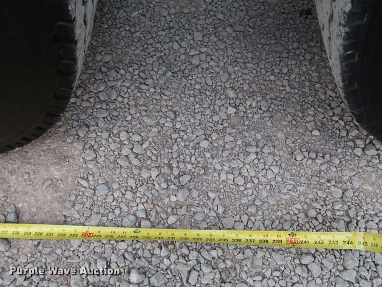 image for item IY9069 2004 Peterbilt 379  semi truck