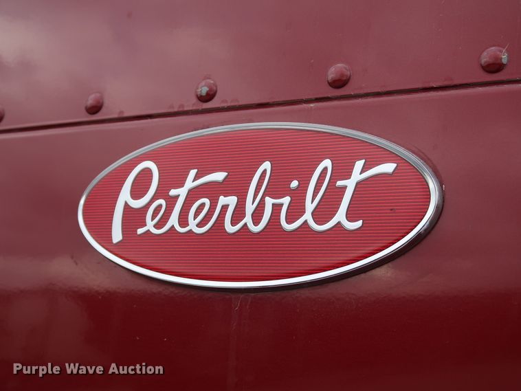 image for item IY9069 2004 Peterbilt 379  semi truck