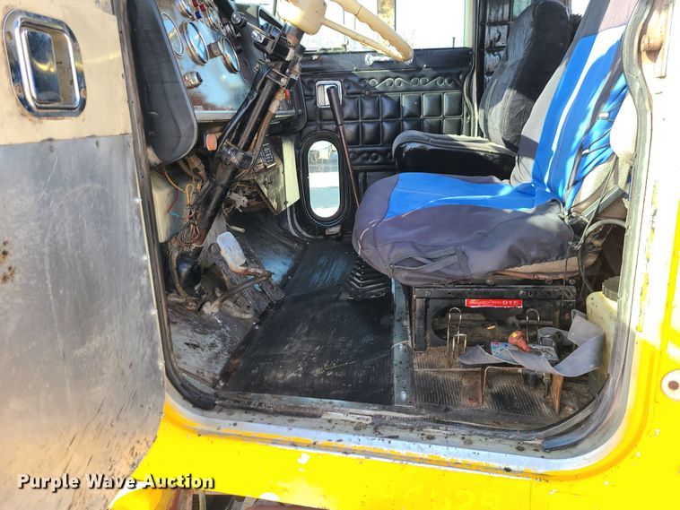 image for item JG9246 1984 Peterbilt 359  semi truck