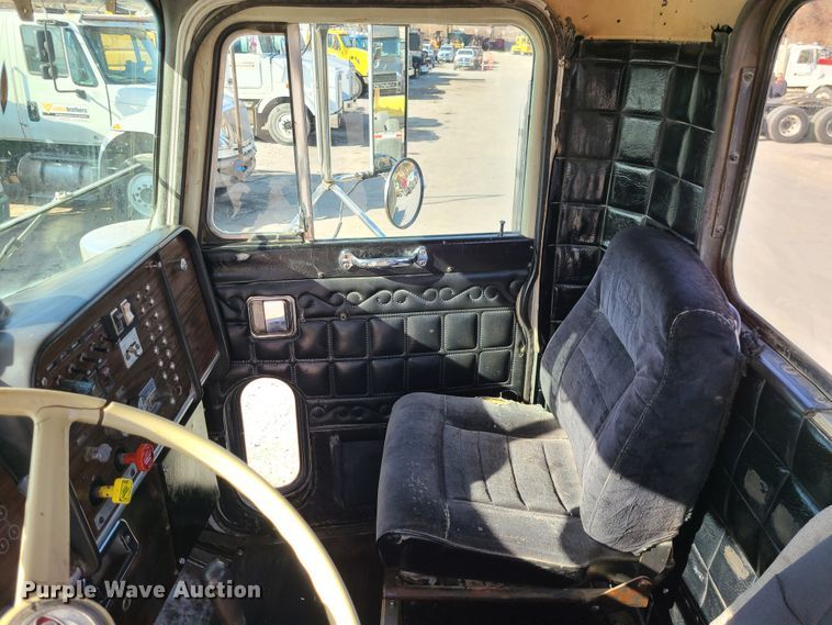 image for item JG9246 1984 Peterbilt 359  semi truck