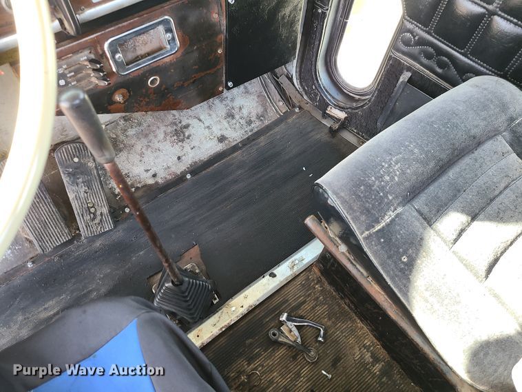 image for item JG9246 1984 Peterbilt 359  semi truck