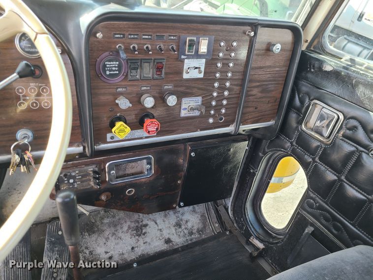 image for item JG9246 1984 Peterbilt 359  semi truck